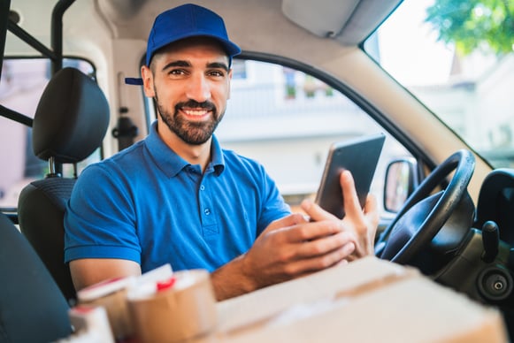 delivery-man-driver-using-digital-tablet-5NYFZGJ-1-1